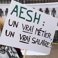 Panneau qui dit AESH: un vrai métier, un vrai salaire !