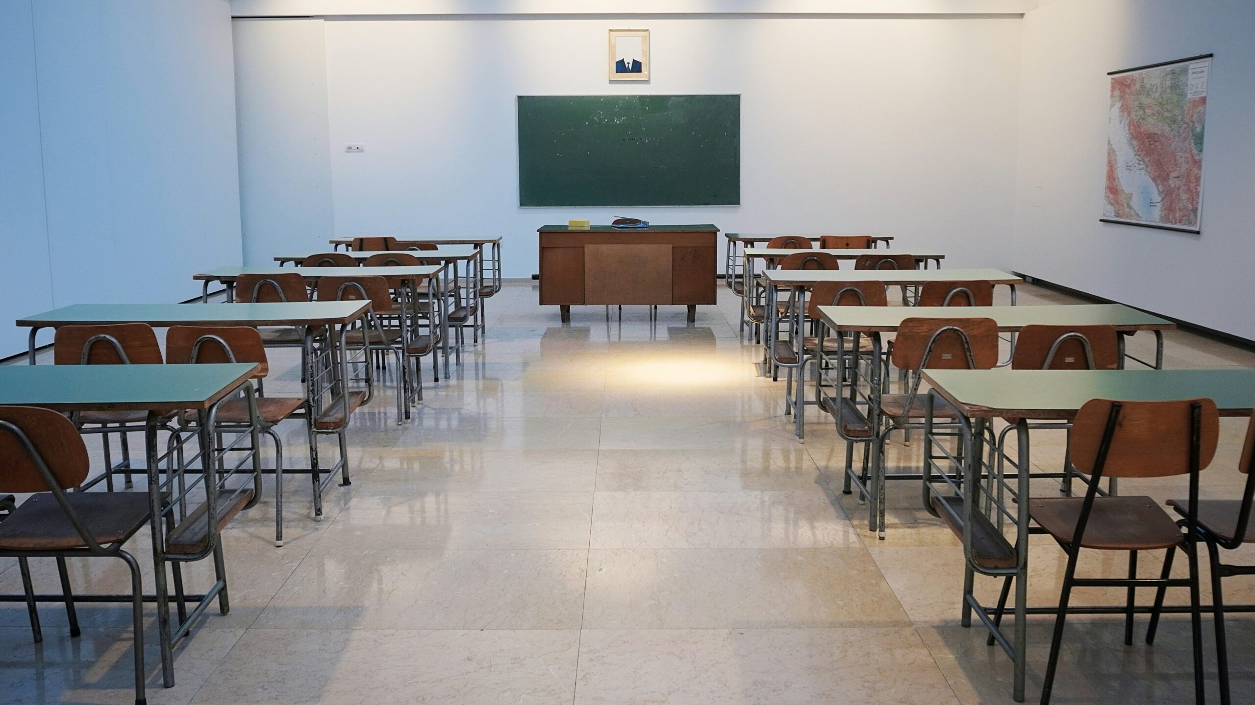 Une salle de classe vide.